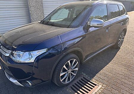 Mitsubishi Outlander Diamant Edition 4WD/Navi/8 Fach Bereif