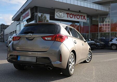 Toyota Auris 2.0 D-4D NAVI/AHK/BLUETOOTH/SCHECKHEFT/TÜV