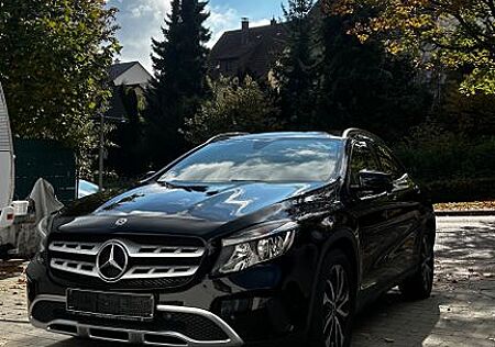 Mercedes-Benz GLA 200 DCT -
