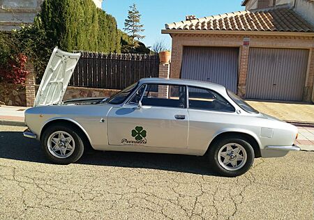 Alfa Romeo GT 1300 Junior (Bertone) with 1600 engine