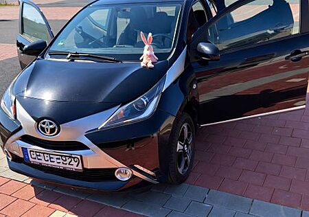 Toyota Aygo (X) Aygo (X) 1,0-l-VVT-i x-clusiv x-clusiv
