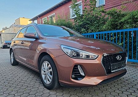 Hyundai i30 cw Select,scheckheft,klima,AHK,top.