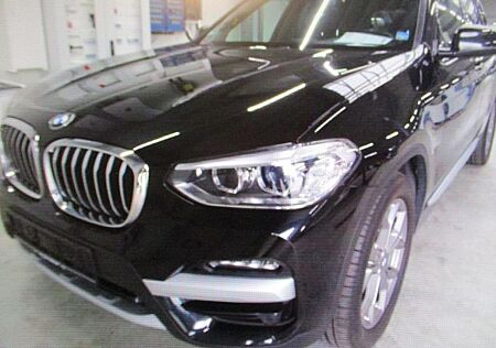 BMW X3 xDrive 20 d xLine+Panorama-Schiebedach+AHK