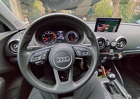 Audi A3 30 TFSI design Sportback Sitzh PANO AHK LM