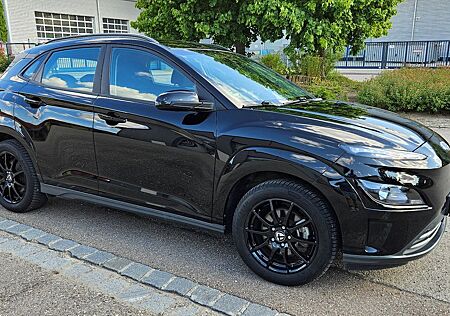 Hyundai Kona Elektro 150kW 64Ah Select AHK 8x Bereift