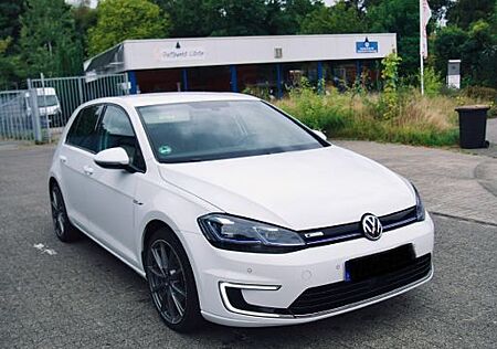 VW Golf Volkswagen e- 7 weiß Dynamische Blinker Digital Cock