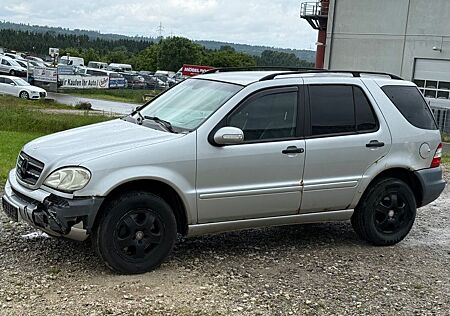 Mercedes-Benz ML 270 CDI *AUTOMATIK*AHK*KLIMA*ALLRAD*LEDER*ALU