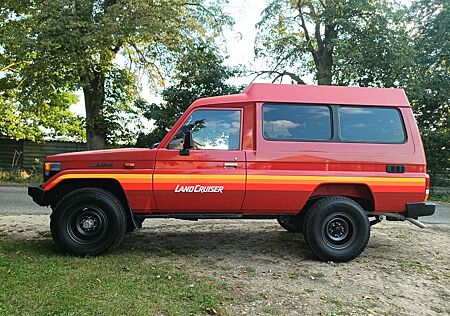 Toyota Land Cruiser HZJ 75