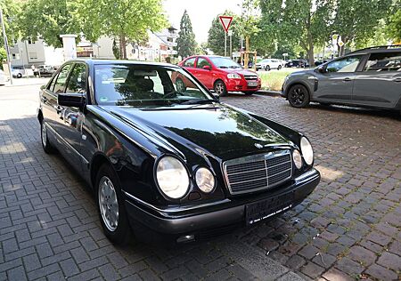 Mercedes-Benz E 200 ELEGANCE Klima /Schiebedach/Xenon/PDC