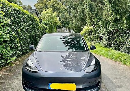 Tesla Model 3 Allradantrieb mit Dualmotor Performa...