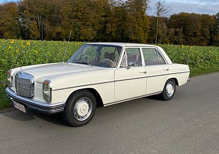 Mercedes-Benz 200 D W115 Strich 8