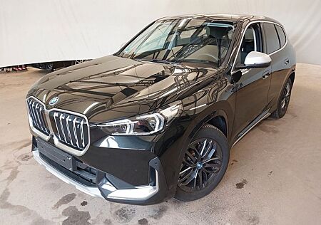 BMW iX1 30 xDrive xLine DrivAssProf_Headup_360 Grad