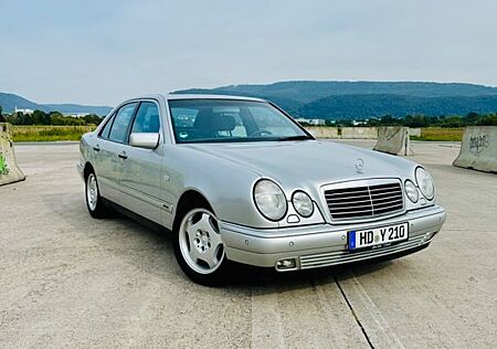 Mercedes-Benz E 320 AVANTGARDE V6/rostfrei/MB Scheckh/PDC/Xeno