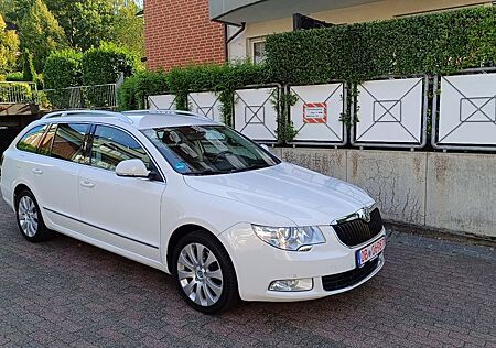 Skoda Superb Combi Elegance AHK 2.Hand TÜV 07/2027