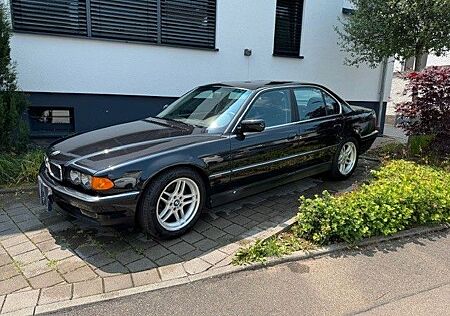 BMW 728i A - unverbastelt in Traumoptik