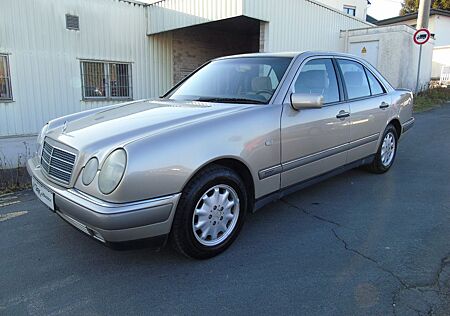 Mercedes-Benz E 200 ELEGANCE **KLIMA**2-HAND**