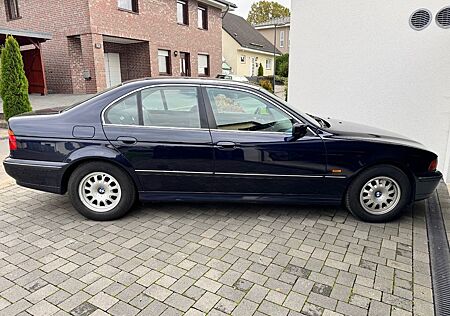 BMW 523i Schaltgetriebe Wenig KM! Top!