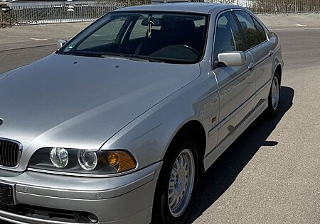 BMW 520i FACELIFT-TÜV NEU-SCHECKHEFT-SCHIEBEDACH-AHK