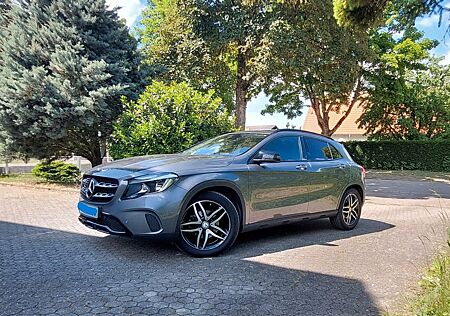 Mercedes-Benz GLA 180 Garantie*Navi*R-Cam*Inspekton*Night*Ambi