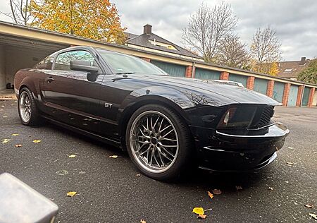 Ford Mustang GT / schwarz/ schwarz