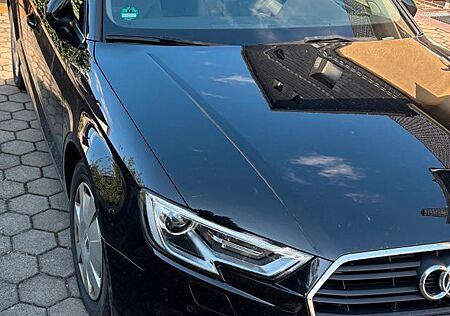 Audi A3 35 TFSI S tronic - 150 PS Limousine Schwarz