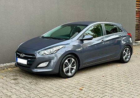 Hyundai i30 blue 1.6 CRDi Trend Klima AHK