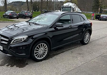 Mercedes-Benz GLB 220