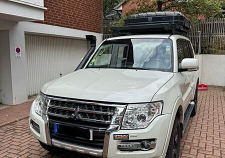 Mitsubishi Pajero 3,2 DI-D 4WD Diamant Edition Automati...