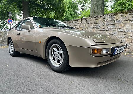 Porsche 944