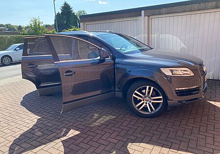 Audi Q7 3.0 TDI (DPF) quattro tiptronic - 6 Sitzer