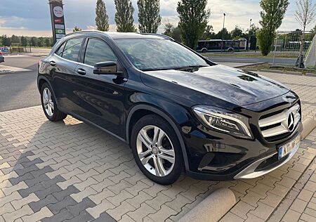 Mercedes-Benz GLA 180 Automatik, Scheckheft, Navi, Bi-Xenon