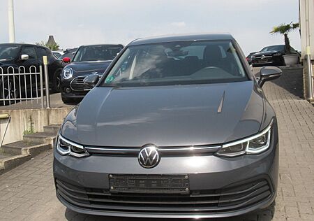 VW Golf Volkswagen VIII Lim. Life- NAVI-SHZ-LED-AHK-ALU-1.HAND
