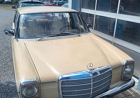 Mercedes-Benz 200 D