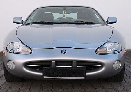 Jaguar XK8 Coupe 4.0 V8 Silber