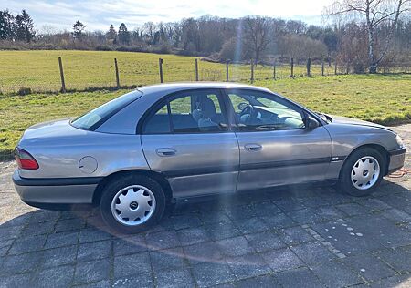 Opel Omega 2.0 -