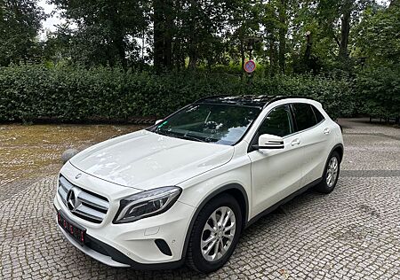 Mercedes-Benz GLA 200 Style Pano Nav Bi-Xenon PDC TOP ZUSTAND!