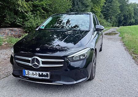 Mercedes-Benz B 220 4MATIC / Augmented Reality
