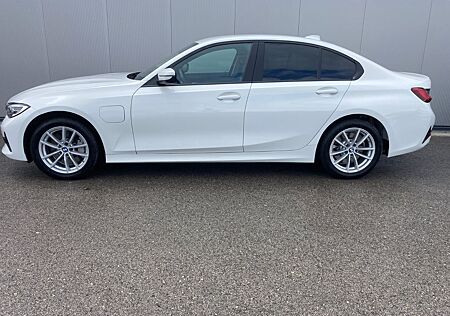 BMW 330e *DAB*Entertainment*Harman/Kardon*PDC*