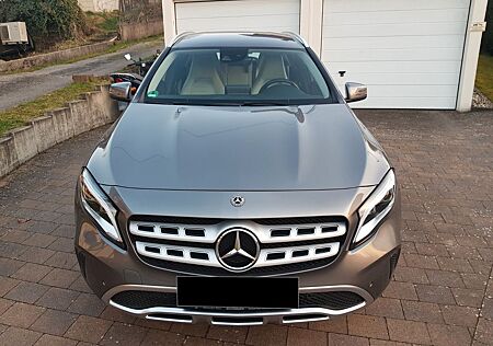 Mercedes-Benz GLA 200 , Gut Geplept wie Neu, Anhängerkuplung,
