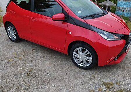 Toyota Aygo (X) Aygo (X) 1,0-l-VVT-i x-play Edition-S x-shif...