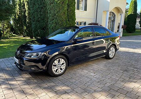 VW Jetta Volkswagen VI 1,6 TDI Navigation,Bi-Xenon,Shzg,PDC,