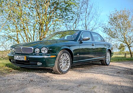 Jaguar XJ8 L 4.2 Liter Executive Executive !. Hand