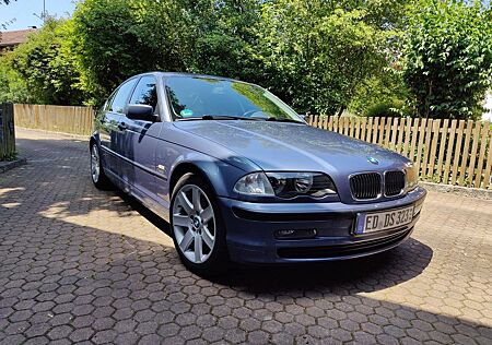 BMW 323i