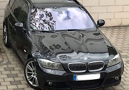 BMW 330 Touring *M-SPORTPAKET*LEDER *AHK*SHD*Keyless Go