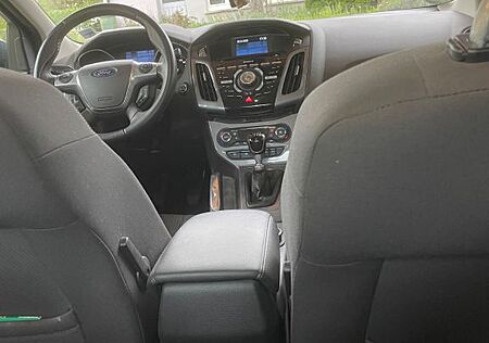 Ford Focus 1,6 EcoBoost 110kW Champions Edition C...