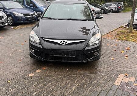 Hyundai i30 gebraucht kaufen Hyundai i30 CW 1.6 CRDi 66 kW Classic TÜV NEU
