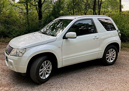 Suzuki Grand Vitara 1,6 Black and White