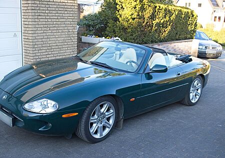 Jaguar XK8 Cabriolet - Racing Green