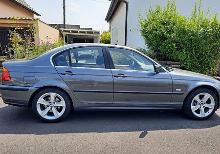 BMW 323i -