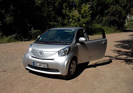 Toyota iQ + 1,0-l-VVT-i Multidrive +